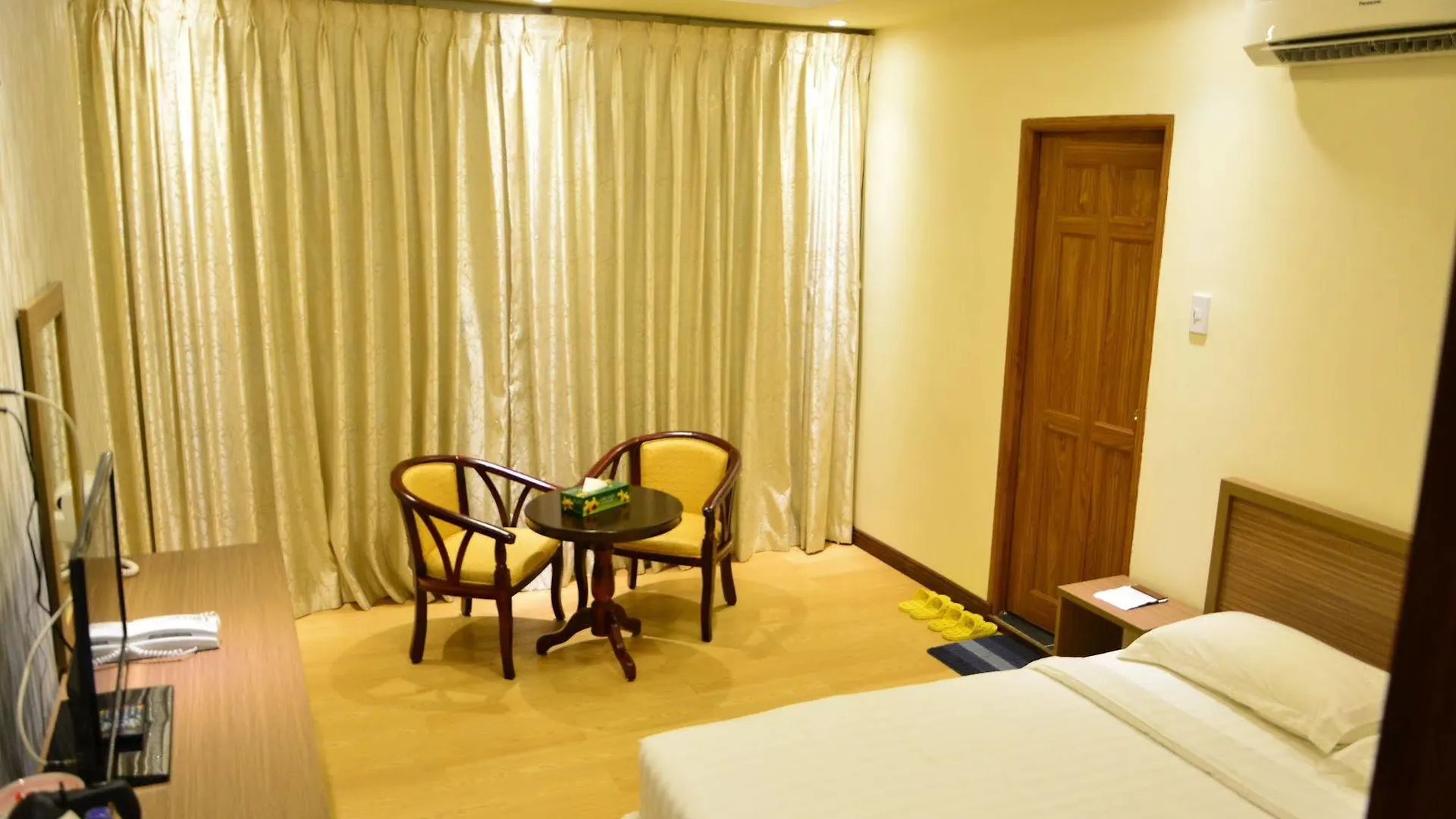 Mr. Lee Hotel Γιανγκόν
